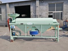 黑龍江哈爾濱李經(jīng)理訂購(gòu)的中型水稻打毛機(jī)、稻種脫芒機(jī)裝車發(fā)貨